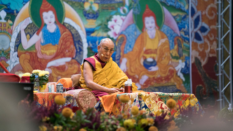 Seine Heiligkeit der Dalai Lama spricht am zweiten Tag der Unterweisungen in Riga, Lettland, am 24. September 2017. Foto: Tenzin Choejor