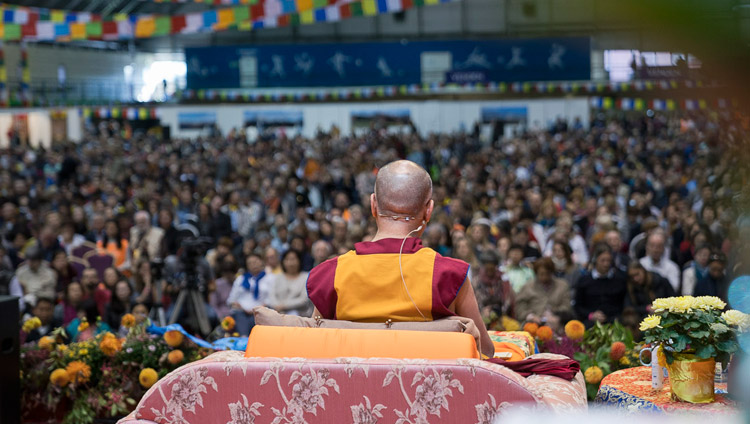 Ein Blick von der Bühne während den Unterweisungen von Seiner Heiligkeit dem Dalai Lama in Riga, Lettland, am 24. September 2017. Foto: Tenzin Choejor