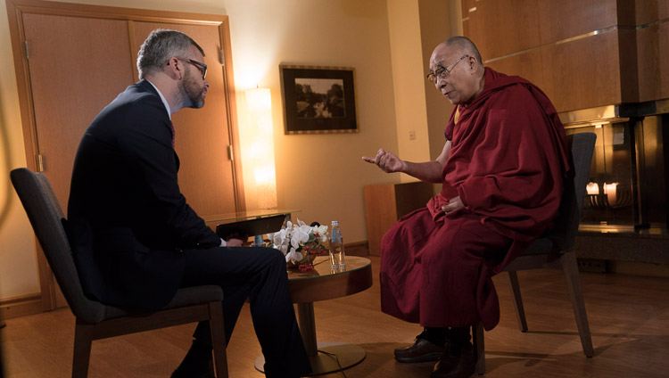 Seine Heiligkeit der Dalai Lama im Interview mit Gundars Reders vom lettischen Fernsehen in Riga, Lettland, am 25. September 2017. Foto: Tenzin Choejor
