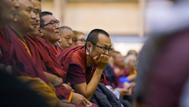 Mönche verfolgen die Unterweisungen von Seiner Heiligkeit dem Dalai Lama in Riga, Lettland, am 25. September 2017. Foto: Tenzin Choejor