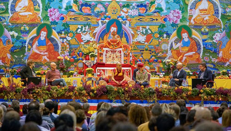 Seine Heiligkeit der Dalai Lama nimmt an einem öffentlichen Dialog „Harmonie ohne Grenzen“ in der Skonto-Halle teil – in Riga, Lettland, am 25. September 2017. Foto: Tenzin Choejor