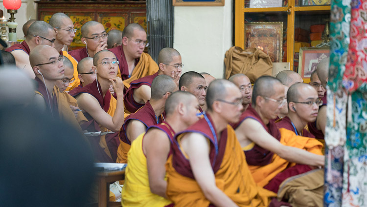 Buddhistische Mönche aus Taiwan bei den Unterweisungen von Seiner Heiligkeit dem Dalai Lama im tibetischen Haupttempel, in Dharamsala, HP, Indien, am 3. Oktober 2017. Foto: Tenzin Choejor