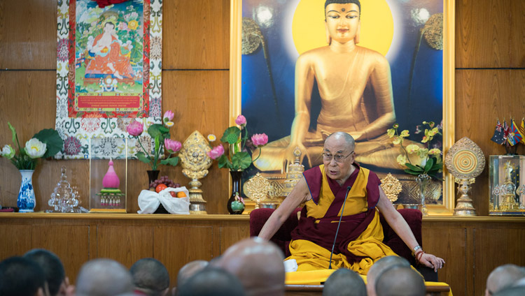 Seine Heiligkeit der Dalai Lama spricht mit Mitgliedern des tibetischen Nonnenprojekts, Unterstützern und Nonnen während ihres Treffens in seiner Residenz in Dharamsala, HP, Indien am 4. Oktober 2017. Foto: Tenzin Choejor