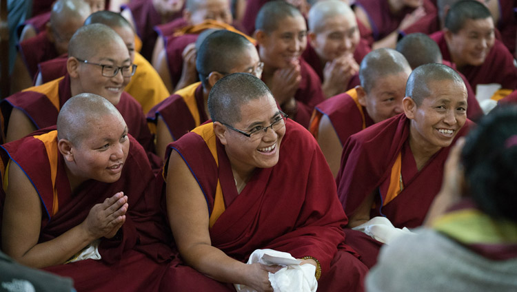 Die meisten der 20 Nonnen, die im letzten Winter zu Geshe-mas wurden, während ihres Treffens mit Seiner Heiligkeit dem Dalai Lama in seiner Residenz in Dharamsala, HP, Indien am 4. Oktober 2017 wurden. Foto: Tenzin Choejor