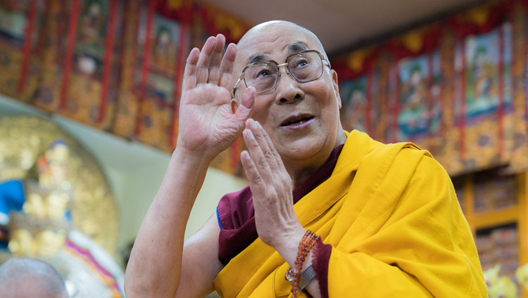 Seine Heiligkeit der Dalai Lama winkt dem Publikum zu, als er am zweiten Tag seiner Unterweisungen im Tsuglagkhang ankommt - in Dharamsala, HP, Indien, am 4. Oktober 2017. Foto: Tenzin Choejor