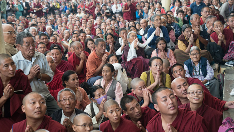 Viele der mehr als 6000 Menschen, die den zweiten Tag der Unterweisungen besuchten, warten Seine Heiligkeit den Dalai Lama persönlich zu sehen - in Dharamsala, HP, Indien, am 4. Oktober 2017. Foto: Tenzin Choejor