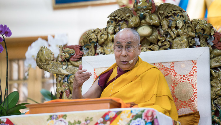 Seine Heiligkeit der Dalai Lama spricht während des dritten Tages der Unterweisungen für taiwanesische Buddhisten im Tsuglagkhang in Dharamsala, HP, Indien, am 5. Oktober 2017. Foto: Tenzin Choejor