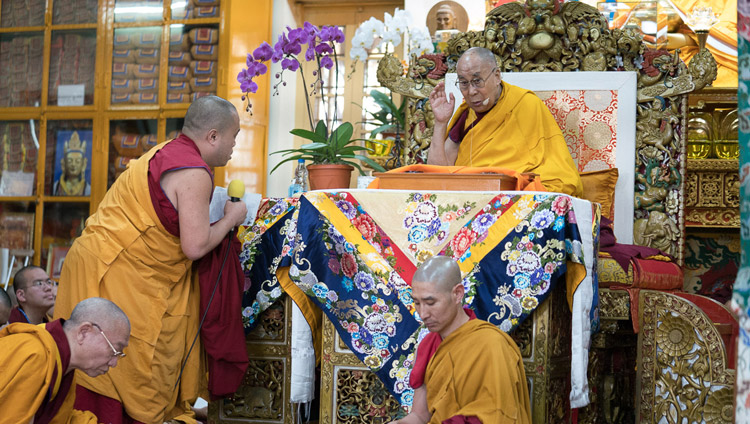 Seine Heiligkeit der Dalai Lama beantwortet Fragen des Publikums während der Teepause der Unterweisungen für taiwanesischen Buddhisten im Tsuglagkhang in Dharamsala, HP, Indien, am 5. Oktober 2017 Foto: Tenzin Choejor