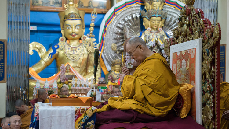 Seine Heiligkeit der Dalai Lama führt vor dem Beginn des letzten Tages seiner Unterweisungen vorbereitende Rituale zur Langlebens-Ermächtigung der Weißen Tara durch - im Tsuglagkhang in Dharamsala, HP, Indien, am 6. Oktober 2017. Foto: Tenzin Choejor