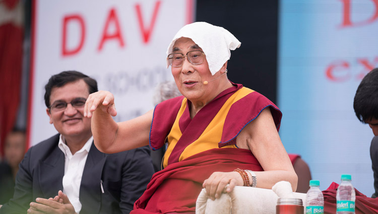 Seine Heiligkeit der Dalai Lama spricht bei der Vorstellung eines Lehrplans für universelle Ethik, der von Ayurgyan Nyas vorbereitet wurde, an der CJ DAV Public School in Meerut, UP, Indien, am 16. Oktober 2017. Foto: Tenzin Choejor