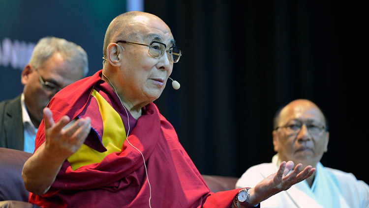Seine Heiligkeit der Dalai Lama spricht über Frieden und Harmonie im City Convention Center in Imphal, Manipur, Indien am 18. Oktober 2017. Foto: Lobsang Tsering