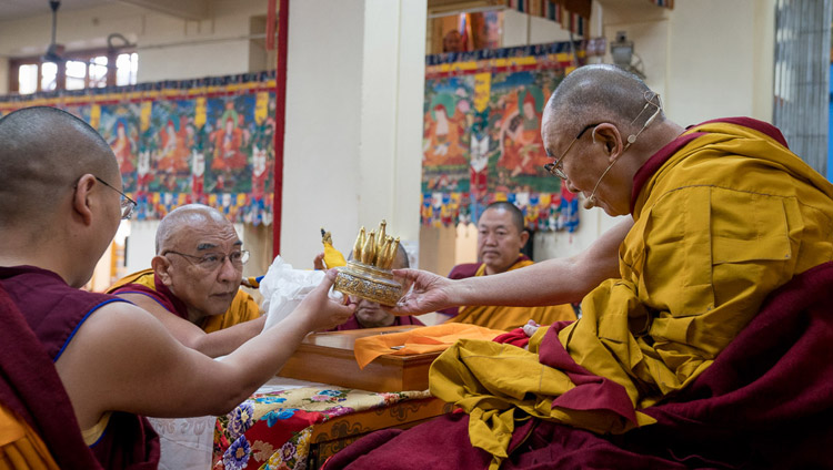 Der Abt des Namgyal Klosters Thomtog Rinpoche, der zu Beginn der Belehrungen Seiner Heiligkeit des Dalai Lama im Tibetischen Haupttempel traditionelle Opfergaben darbringt in Dharamsala, HP, Indien am 3. November 2017. Foto: Tenzin Choejor