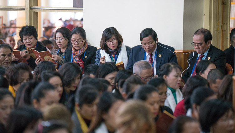 Sponsoren und Unterstützer der neuen Schule des Namgyal-Klosters, die vor der Unterweisung Seiner Heiligkeit des Dalai Lama das ‚Herz-Sutra’ rezitieren – in Dharamsala, HP, Indien, am 3. November 2017. Foto: Tenzin Choejor