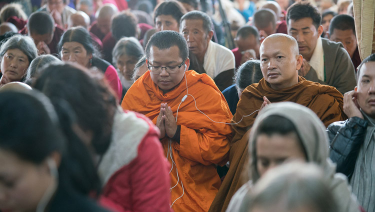 Einige der mehr als 4000 Menschen während der Unterweisung von Seiner Heiligkeit dem Dalai Lama im Tibetischen Haupttempel in Dharamsala, HP, Indien, am 3. November 2017. Foto: Tenzin Choejor