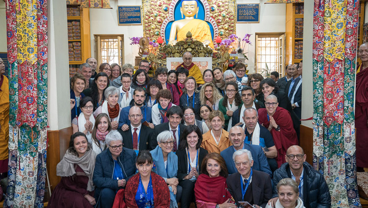 Seine Heiligkeit der Dalai Lama mit einer italienischen Gruppe von Unterstützern der neuen Schule des Namgyal-Klosters am Ende seiner Belehrungen im Tibetischen Haupttempel in Dharamsala, HP, Indien am 3. November 2017. Foto: Tenzin Choejor