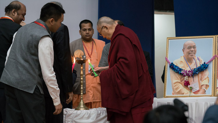 Seine Heiligkeit der Dalai Lama und die Hauptgäste zünden eine Friedenslampe an, um die Eröffnungssitzung einer Konferenz über Wissenschaft, Spiritualität und Weltfrieden am Government Degree College zu eröffnen - in Dharamsala, HP, Indien, am 4. November 2017. Foto: Tenzin Choejor