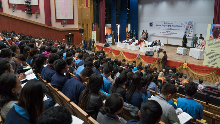 Ein Blick auf das Auditorium des Government Degree College während der Eröffnungssitzung der Konferenz über Wissenschaft, Spiritualität und Weltfrieden in Dharamsala, HP, Indien am 4. November 2017. Foto: Tenzin Choejor