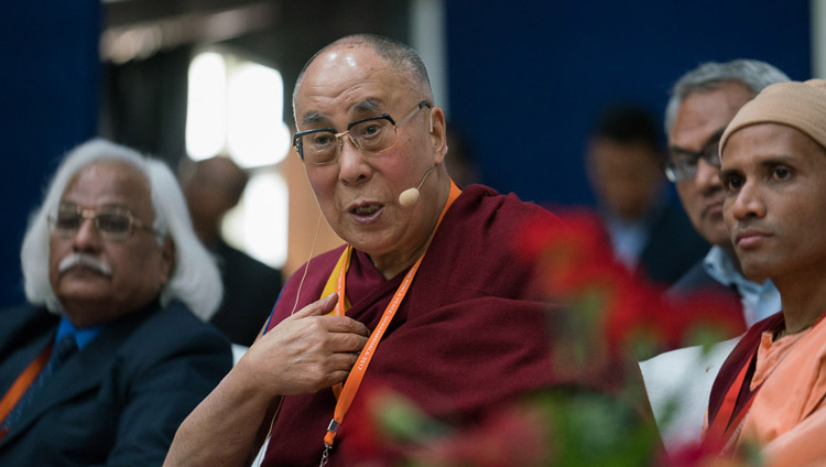 Seine Heiligkeit der Dalai Lama spricht vor tibetischen Studenten im Publikum während der Konferenz über Wissenschaft, Spiritualität & Weltfrieden in Dharamsala, HP, Indien am 4. November 2017. Foto: Tenzin Choejor