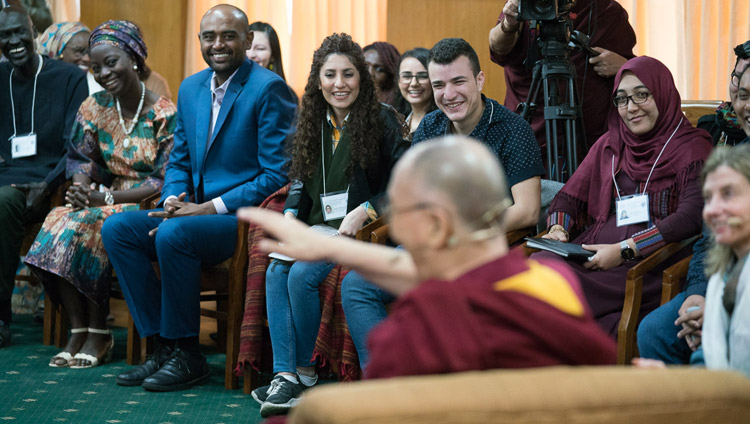 Seine Heiligkeit der Dalai Lama begrüßt die USIP Jugendlichen zu Beginn ihres Dialogs in seiner Residenz in Dharamsala, HP, Indien am 6. November 2017. Foto: Tenzin Choejor