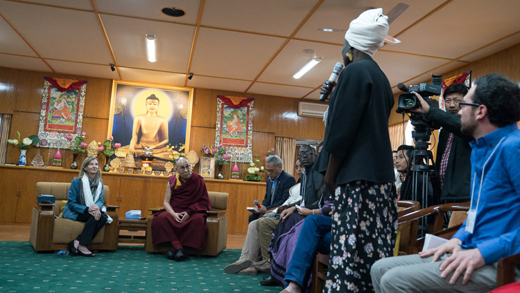 USIP Jugendliche stellen sich Seiner Heiligkeit dem Dalai Lama zu Beginn ihres Dialogs in seiner Residenz in Dharamsala, HP, Indien, am 6. November 2017, vor. Foto: Tenzin Choejor