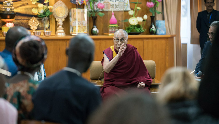 Seine Heiligkeit der Dalai Lama spricht während des Dialogs mit den USIP Jugendlichen in seiner Residenz in Dharamsala, HP, Indien, am 6. November 2017. Foto: Tenzin Choejor