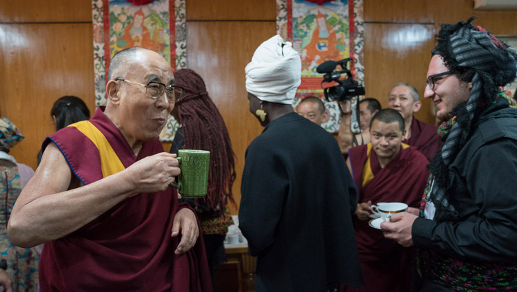 Seine Heiligkeit der Dalai Lama im Gespräch mit USIP Jugendlichen während einer Teepause am ersten Tag ihres zweitägigen Dialogs in seiner Residenz in Dharamsala, HP, Indien am 6. November 2017. Foto: Tenzin Choejor