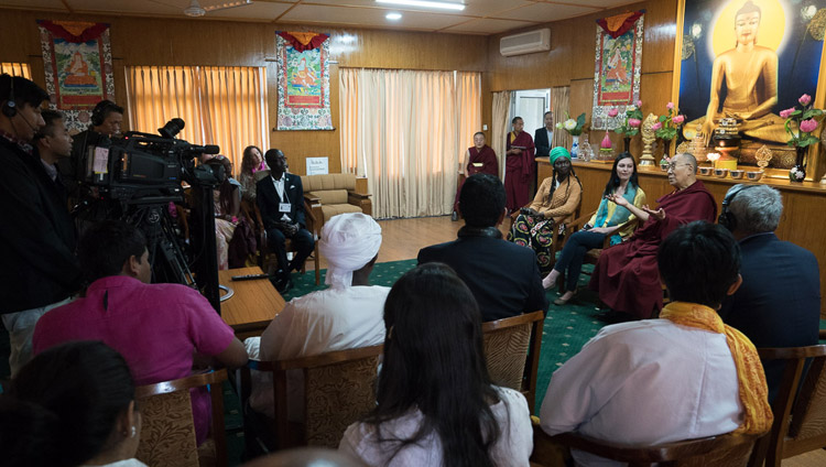 Seine Heiligkeit der Dalai Lama, die USIP Vertreter Aluel Atem aus dem Südsudan und Paula Porras aus Kolumbien, die an einer Sendung von 'The Stream', einer TV-Show auf Al Jazeera English online teilnahmen - in seiner Residenz in Dharamsala, HP, Indien, am 7. November 2017. Foto: Tenzin Choejor