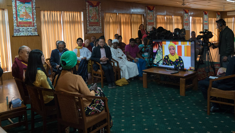 Seine Heiligkeit der Dalai Lama, die USIP Vertreter Aluel Atem aus dem Südsudan und Paula Porras aus Kolumbien, die an einer Sendung von 'The Stream', einer TV-Show auf Al Jazeera English online teilnahmen - in seiner Residenz in Dharamsala, HP, Indien, am 7. November 2017. Foto: Tenzin Choejor
