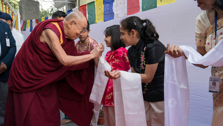 Seine Heiligkeit der Dalai Lama begrüßt die Schüler bei seiner Ankunft an der Salwan Public School in Delhi, Indien am 18. November 2017. Foto: Tenzin Choejor
