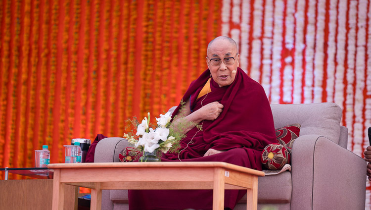 Seine Heiligkeit der Dalai Lama spricht über universelle Werte an der Salwan Public School in Delhi, Indien, am 18. November 2017. Foto: Tenzin Choejor