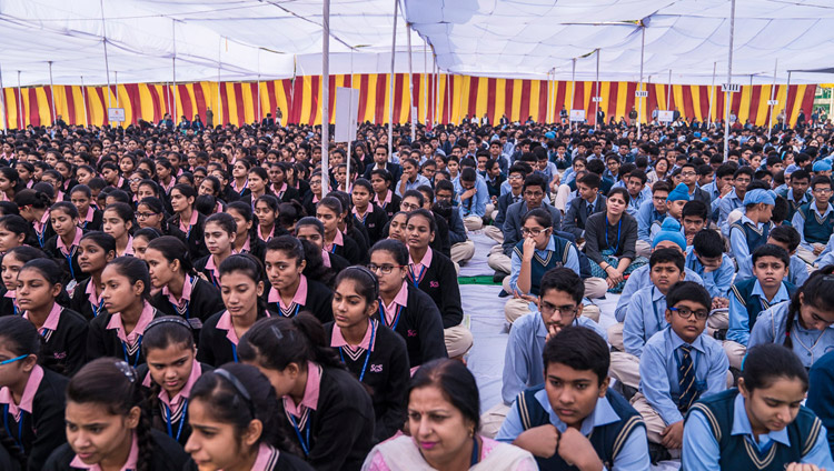 Schüler verfolgen den Vortrag Seiner Heiligkeit des Dalai Lama an der Salwan Public School in Delhi, Indien, am 18. November 2017. Foto: Tenzin Choejor