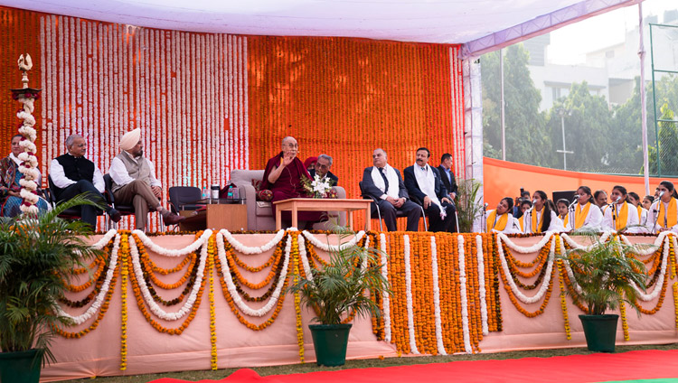 Seine Heiligkeit der Dalai Lama während seines Vortrages an der Salwan Public School in Delhi, Indien, am 18. November 2017. Foto: Tenzin Choejor