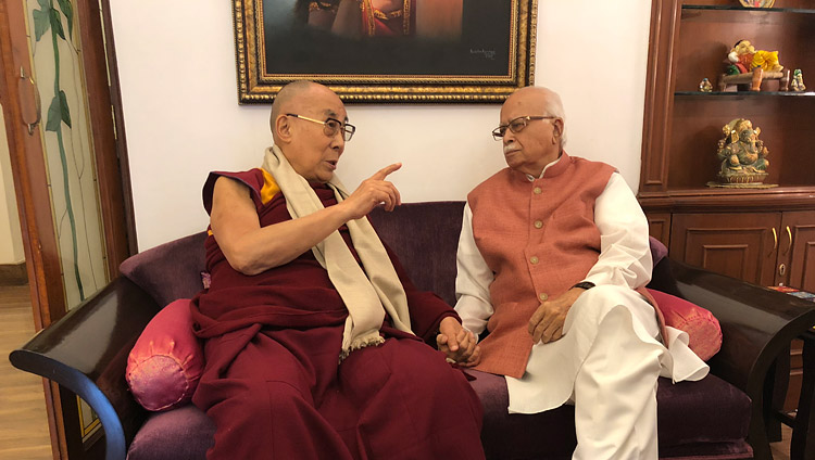 Seine Heiligkeit der Dalai Lama trifft sich mit dem ehemaligen stellvertretenden Premierminister Indiens L. K. Advani in Neu Delhi, Indien, am 18. November 2017. Foto: Tenzin Taklha