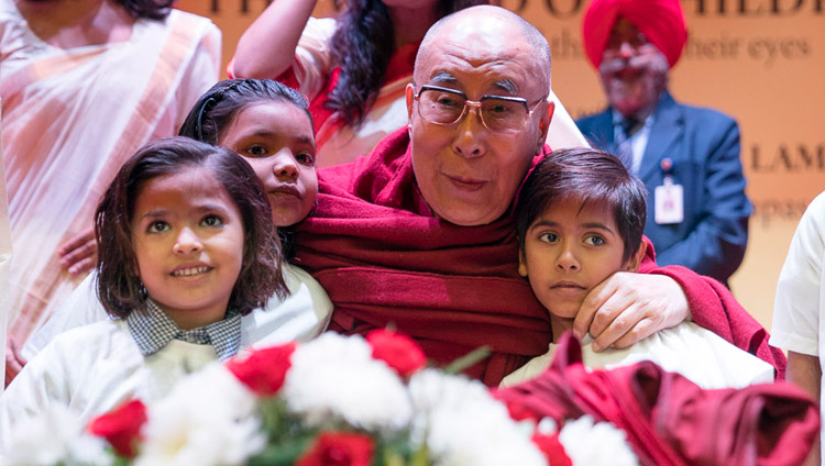 Seine Heiligkeit der Dalai Lama mit kleinen Kindern, unterstützt von der Smile Foundation, vor seinem Vortrag im NCUI Auditorium in Neu Delhi, Indien am 19. November 2017. Foto: Tenzin Choejor
