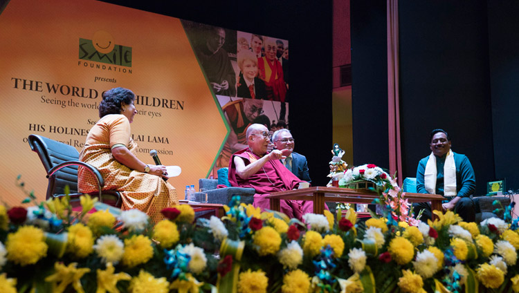 Seine Heiligkeit der Dalai Lama spricht über universelle Verantwortung und Mitgefühl im NCUI Auditorium in Neu-Delhi, Indien am 19. November 2017. Foto: Tenzin Choejor