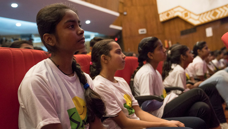 Schülerinnen und Schüler im Publikum verfolgen die Rede Seiner Heiligkeit des Dalai Lama im NCUI Auditorium in Neu Delhi, Indien am 19. November 2017. Foto: Tenzin Choejor