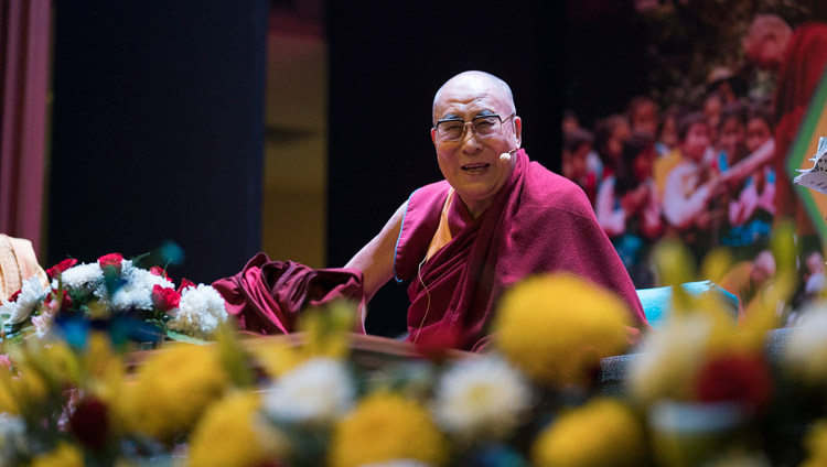 Seine Heiligkeit der Dalai Lama spricht zu Schülern und Lehrern der Smile Foundation im NCUI Auditorium in Neu Delhi, Indien am 19. November 2017. Foto: Tenzin Choejor