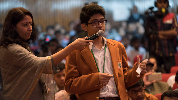 Ein Schüler stellt Seiner Heiligkeit dem Dalai Lama während seines Vortrags bei der Smile Foundation eine Frage im NCUI Auditorium in Neu Delhi, Indien am 19. November 2017. Foto: Tenzin Choejor