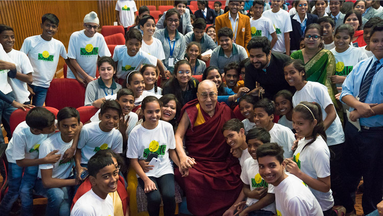 Seine Heiligkeit der Dalai Lama mit Schülern, unterstützt von der Smile Foundation, nach seinem Vortrag im NCUI Auditorium in Neu Delhi, Indien am 19. November 2017. Foto: Tenzin Choejor