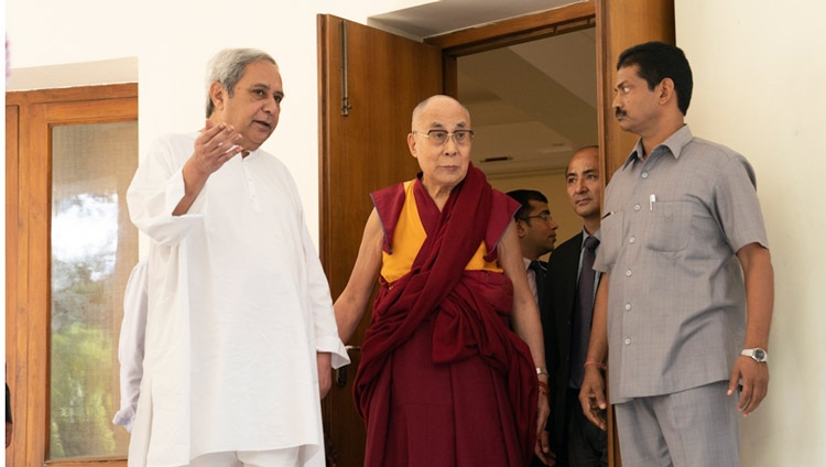 Seine Heiligkeit der Dalai Lama mit dem Chief Minister von Odisha Naveen Patnaik in Bhubaneswar, Odisha, Indien am 20. November 2017. Foto: Tenzin Choejor