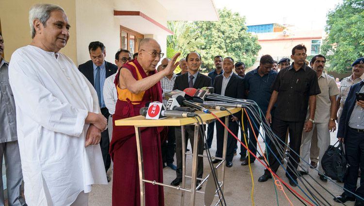 Orishas Ministerpräsident Naveen Patnaik (links) und Seine Heiligkeit der Dalai Lama begegnen Pressevertreter vor dem Wohnsitz des Ministerpräsidenten in Bhubaneswar, Odisha, Indien am 20. November 2017. Foto: Tenzin Choejor