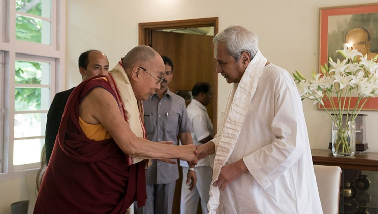 Seine Heiligkeit der Dalai Lama und der Ministerpräsident von Odisha, Naveen Patnaik, bei einer Begegnung in der Residenz des Ministerpräsidenten in Bhubaneswar, Odisha, Indien, am 20. November 2017. Foto von Tenzin Choejor