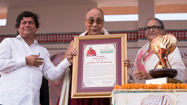 Seine Heiligkeit der Dalai Lama mit dem KISS Humanitarian Award an der KISS-Universität in Bhubaneswar, Odisha, Indien am 21. November 2017. Foto: Tenzin Choejor