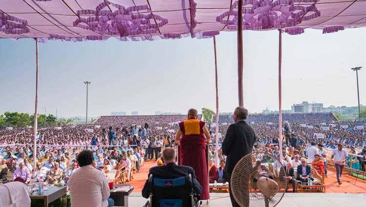 Seine Heiligkeit der Dalai Lama spricht vor über 25’000 Schüler an der KISS Universität in Bhubaneswar, Odisha, Indien am 21. November 2017. Foto: Tenzin Choejor