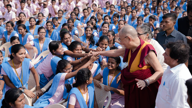 Seine Heiligkeit der Dalai Lama grüsst einige der rund 25'000 Schülerinnen und Schüler am Kalinga Institute of Social Sciences (KISS) in Bhubaneswar, Odisha, Indien am 21. November 2017. Foto: Tenzin Choejor