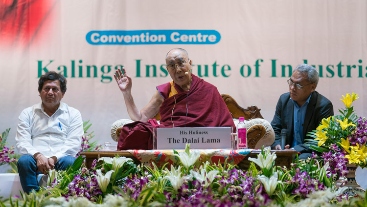 Seine Heiligkeit der Dalai Lama spricht am Kalinga Insittute of Industrial Technology (KIIT) in Bhubaneswar, Odisha, Indien am 21. November 2017. Foto: Tenzin Choejor