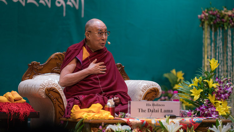 Seine Heiligkeit der Dalai Lama spricht zu über 1'600 Tibetern der Phuntsokling-Siedlung in Chandragiri im KIIT-Auditorium in Bhubaneswar, Odisha, Indien am 21. November 2017. Foto: Tenzin Choejor