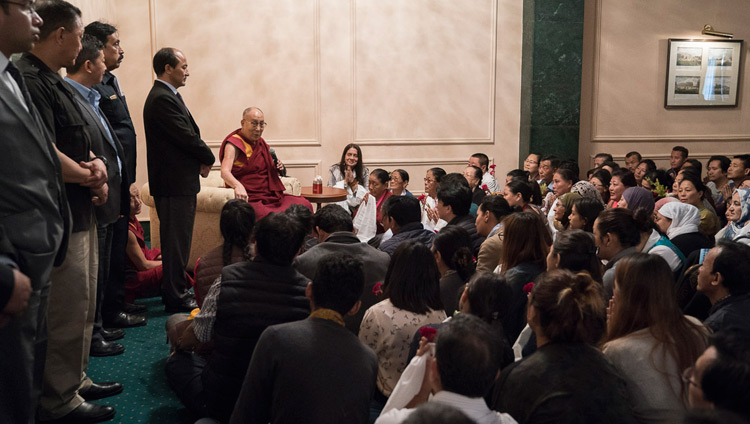 Seine Heiligkeit der Dalai Lama spricht zur tibetischen Gemeinde in Kolkata, Indien, am 23. November 2017. Foto: Tenzin Choejor