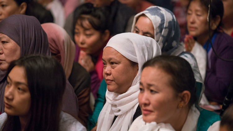 Mitglieder der tibetischen Gemeinschaft, die Seiner Heiligkeit dem Dalai Lama zuhören, während ihres Treffens in Kolkata, Indien am 23. November 2017. Foto: Tenzin Choejor