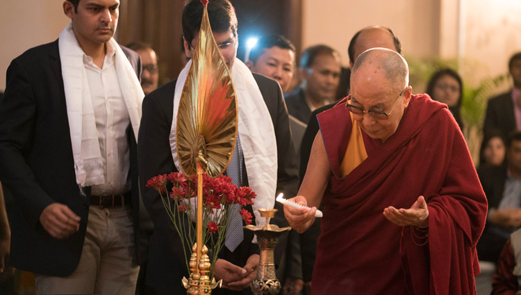 Seine Heiligkeit der Dalai Lama zündet eine Lampe an, um seine Rede vor Mitgliedern der Indischen Wirtschaftskammer zu eröffnen - in Kolkata, Indien, am 23. November 2017. Foto: Tenzin Choejor